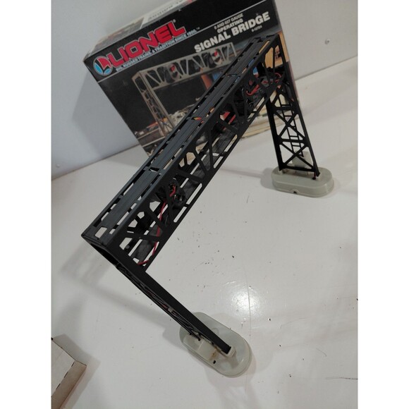 Lionel 6-12724 O Gauge Model Railroad Accessory Operating Signal Bridge w/Box - Picture 7 of 15